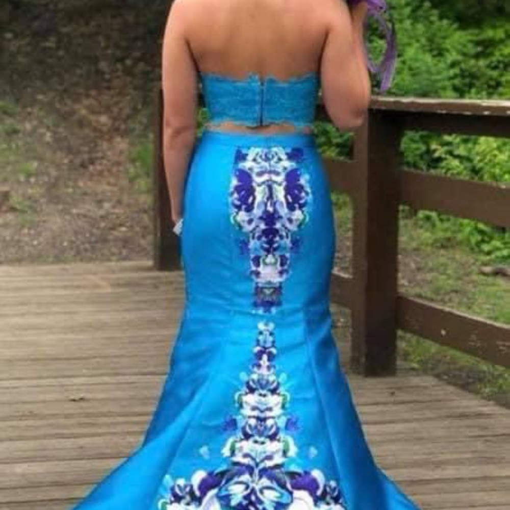 Prom dress for sale, only worn once and is dry cleaned!
